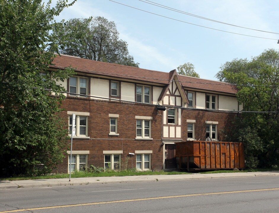 1047 Mt Pleasant Rd in Toronto, ON - Building Photo