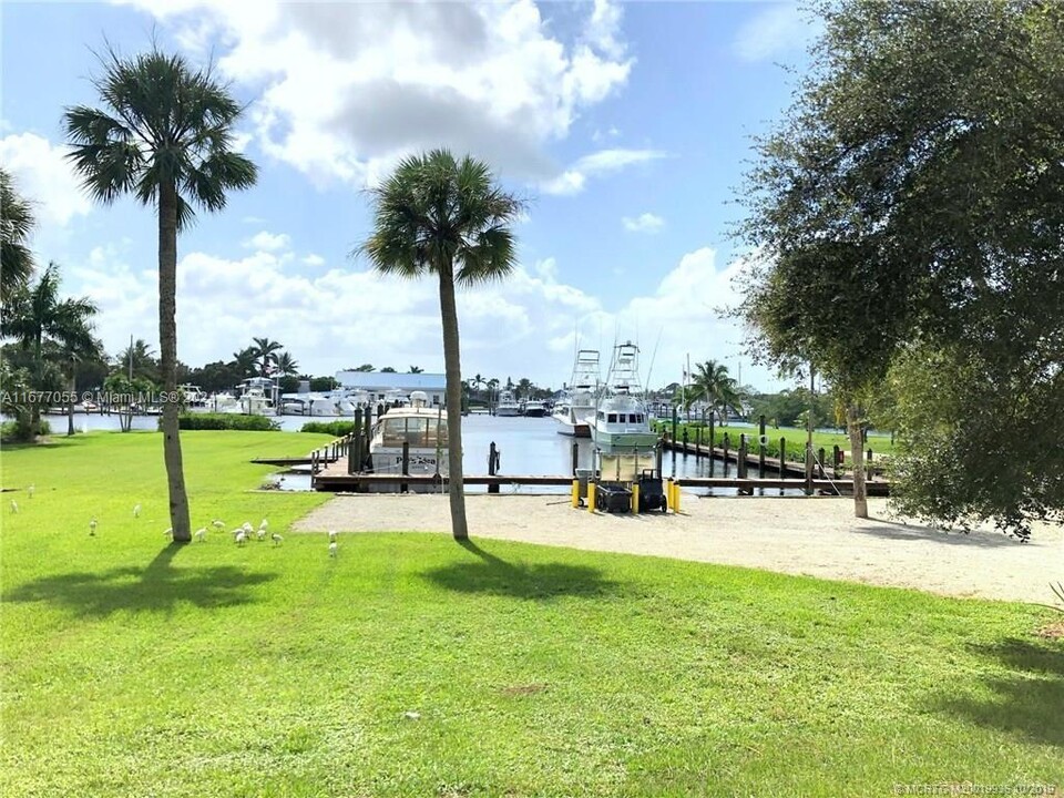 4700 SE Robertson Rd in Stuart, FL - Foto de edificio