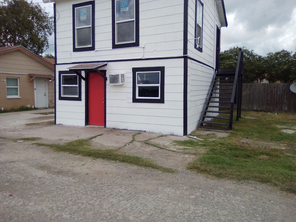 609 1/2 Nettie, Unit Down C in Kingsville, TX - Foto de edificio