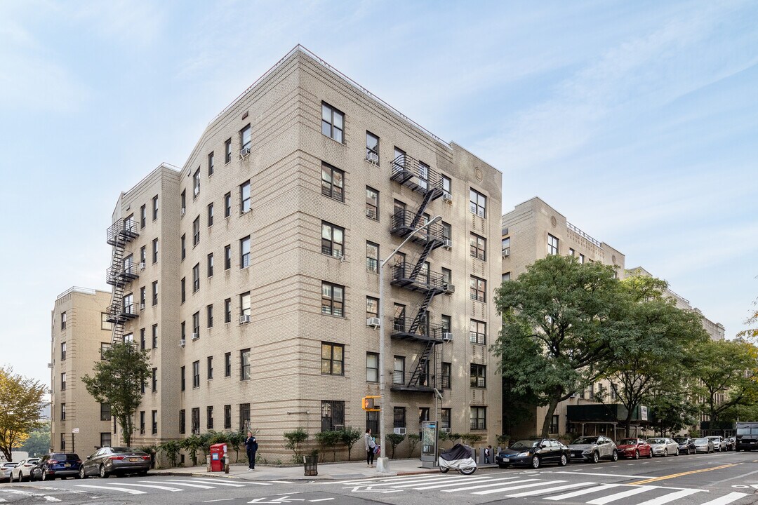 680 Fort Washington Ave in New York, NY - Building Photo