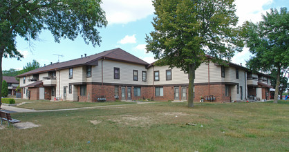 Oakes Village in Racine, WI - Building Photo - Building Photo