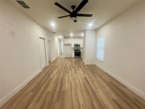 715 E Live Oak St in Lockhart, TX - Foto de edificio - Building Photo