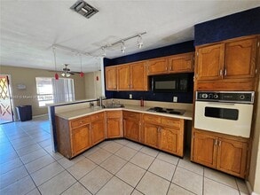 6850 Raleigh St in Hollywood, FL - Building Photo - Building Photo