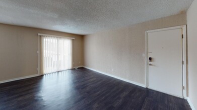 z-010124-Parkway Gardens in Kansas City, MO - Building Photo - Interior Photo