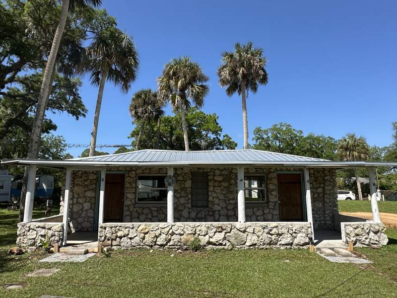 14035 W River Rd in Inglis, FL - Building Photo