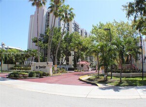 17021 N Bay Rd in Sunny Isles Beach, FL - Building Photo - Building Photo