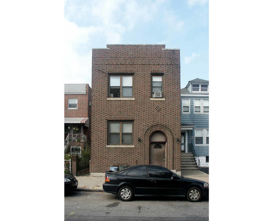 2037 Colonial Ave in Bronx, NY - Building Photo