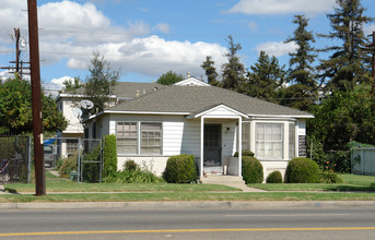 14710 Burbank Boulevard Apartments in Van Nuys, CA - Foto de edificio - Building Photo