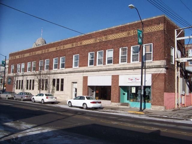 Jewel Apartments in Newton, IA - Building Photo