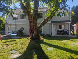 2010 Dickinson Ave NW, Unit 2012 Dickinson Ave NW O in Olympia, WA - Building Photo