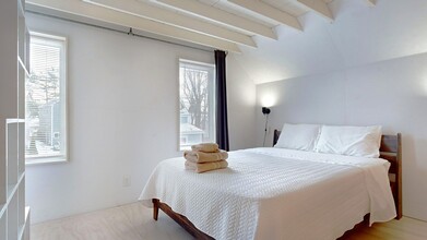 42 Evergreen Ave in Old Orchard Beach, ME - Foto de edificio - Building Photo