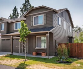 1255 W Mckinney Butte Rd, Unit G in Sisters, OR - Foto de edificio - Building Photo