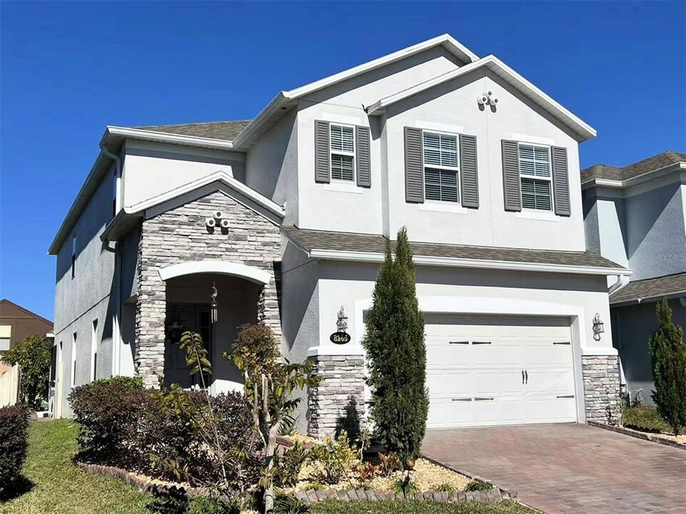 8265 Bayliss Ct in Alafaya, FL - Foto de edificio