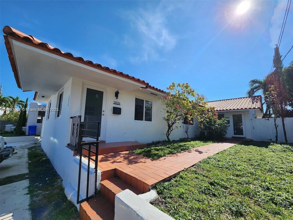 1828 NW 4th St in Miami, FL - Building Photo