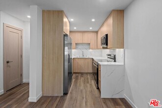 2447 Beachwood Dr in Los Angeles, CA - Building Photo - Building Photo