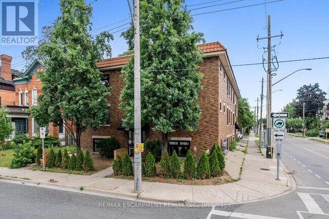 127 Victoria Ave S in Hamilton, ON - Building Photo - Building Photo