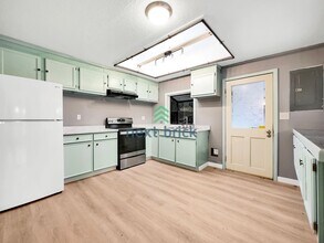 17205 Spruce Way in Lynnwood, WA - Building Photo - Building Photo