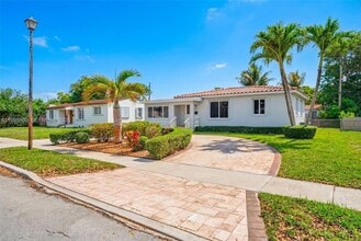 6447 SW 10th St in West Miami, FL - Foto de edificio - Building Photo