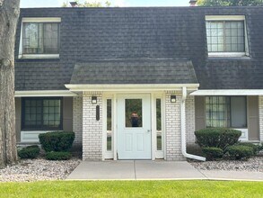20245 Independence Dr in Brookfield, WI - Building Photo - Building Photo