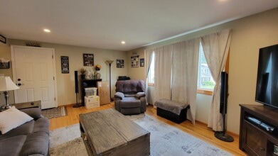 37 Sandy Ln, Unit Upper in Buffalo, NY - Foto de edificio - Building Photo