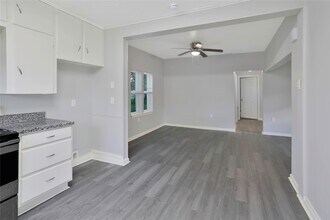 710 E Magnolia St in Angleton, TX - Building Photo - Building Photo