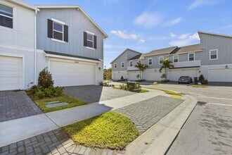 4404 Longwood Lk Sq in Westlake, FL - Building Photo - Building Photo