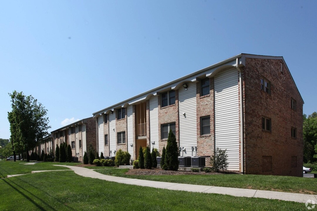 West Creek Manor in Roanoke, VA - Building Photo