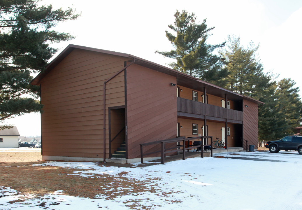 2721 Harvey Dr in Menomonie, WI - Building Photo