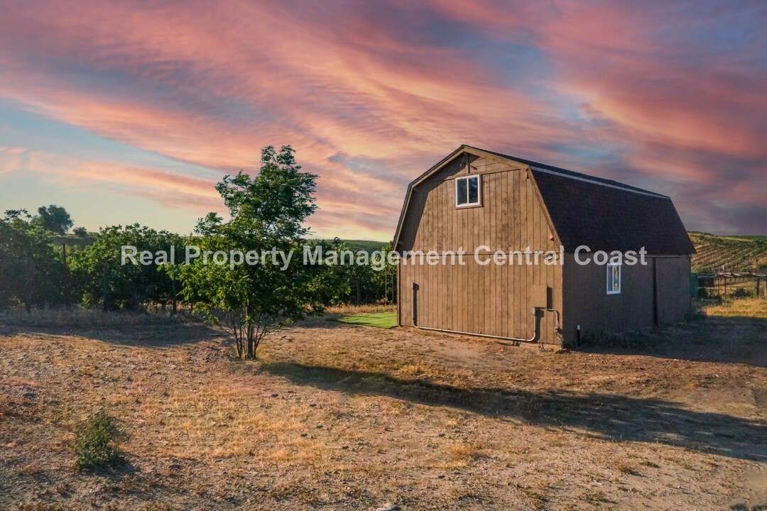 2450 Rock Ridge Ln in San Miguel, CA - Building Photo