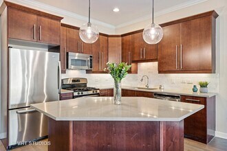 1935 W Belmont Ave-Unit -3 in Chicago, IL - Building Photo - Building Photo