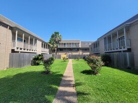 215 Postoffice St, Unit 807 in Galveston, TX - Building Photo