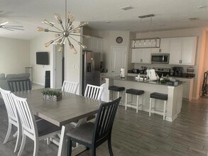 725 Peg Ct in St. Cloud, FL - Foto de edificio - Building Photo