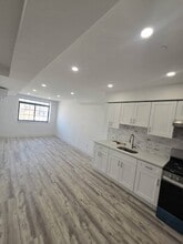 41-20 71st St in Queens, NY - Foto de edificio - Building Photo