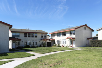 Pleasant Valley Village in Oxnard, CA - Foto de edificio - Building Photo