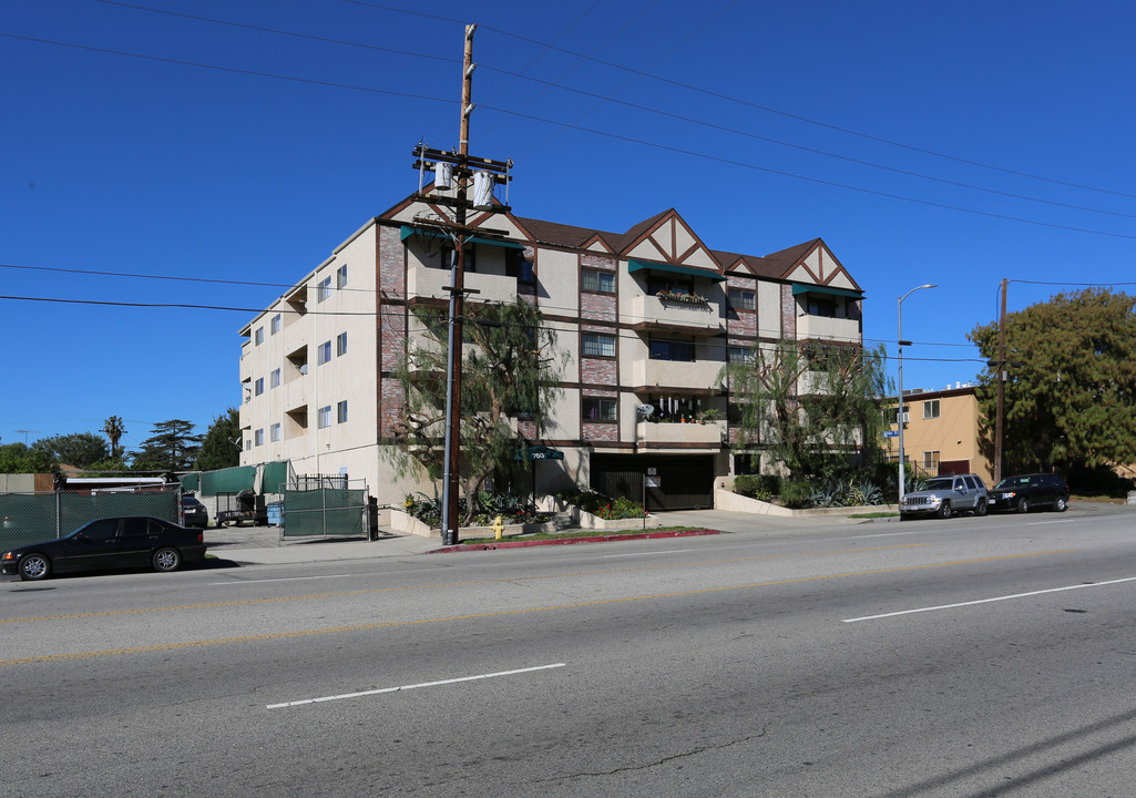 7601 N Hollywood Way in Burbank, CA - Foto de edificio