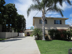 1104 Victoria St in Costa Mesa, CA - Building Photo - Building Photo