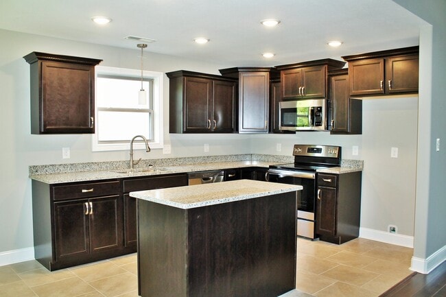 257 Azalea Dr in Oak Grove, KY - Building Photo - Building Photo