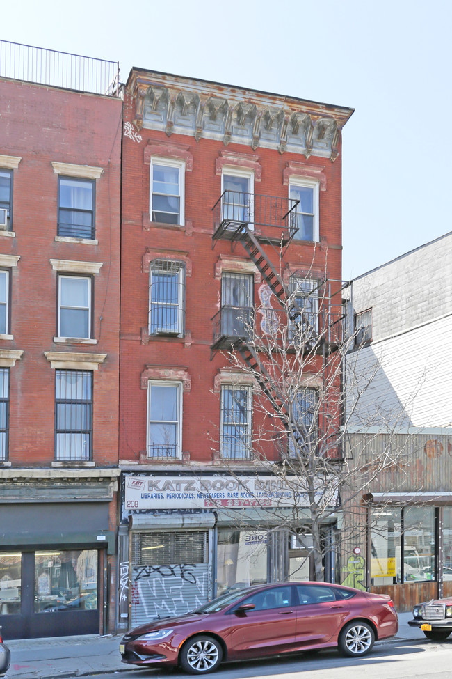 208 Broadway in Brooklyn, NY - Foto de edificio - Building Photo