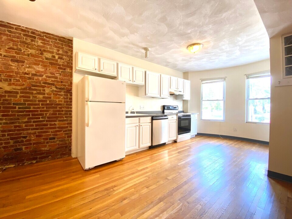 838 Huntington Ave, Unit 2 in Boston, MA - Building Photo