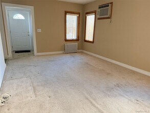 142 Kamda Blvd in New Hyde Park, NY - Foto de edificio - Building Photo