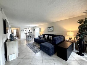 4377 Longmeadow in Sarasota, FL - Building Photo - Building Photo
