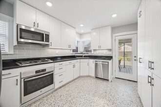 2420 Nottingham St in Houston, TX - Building Photo - Building Photo