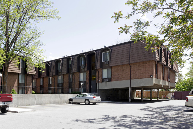 El Caliente Apartments in Salt Lake City, UT - Foto de edificio - Building Photo