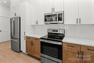 1711 Commonwealth Ave, Unit A5 in Charlotte, NC - Building Photo