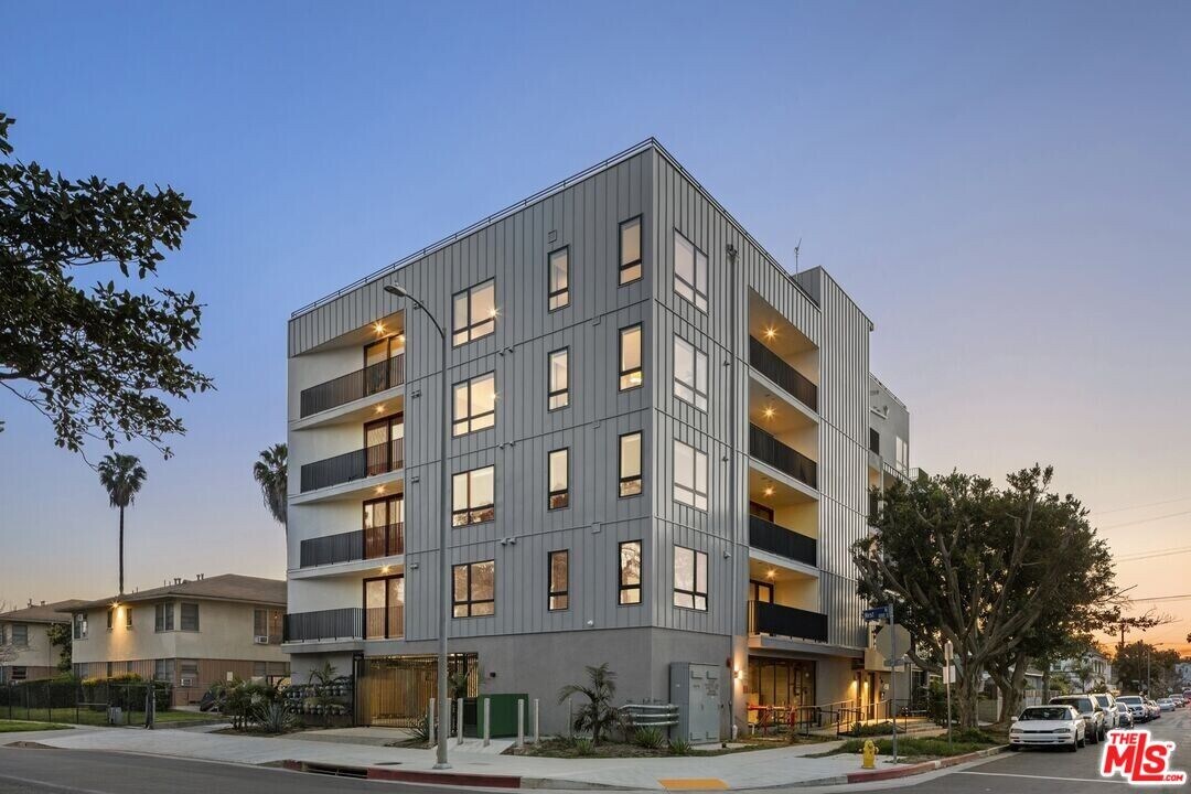 4506 Dockweiler St in Los Angeles, CA - Building Photo
