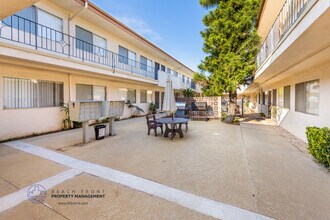 Raymond Court in Gardena, CA - Building Photo - Building Photo