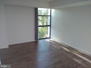 1016 S Wayne St-Unit -203 in Arlington, VA - Building Photo - Building Photo