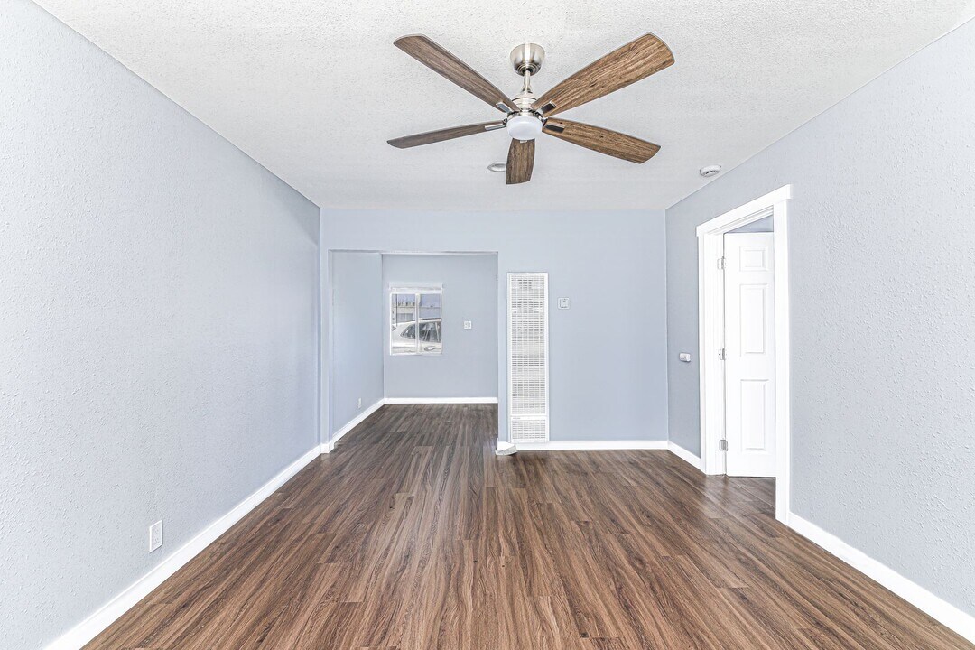 11859 207th St in Lakewood, CA - Building Photo