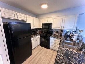 3201 Sirena Vista Way, Unit 121 in Carlsbad, CA - Foto de edificio - Building Photo