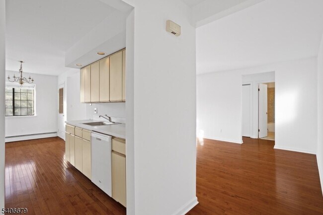 25 Canterbury Rd in Chatham Township, NJ - Building Photo - Building Photo